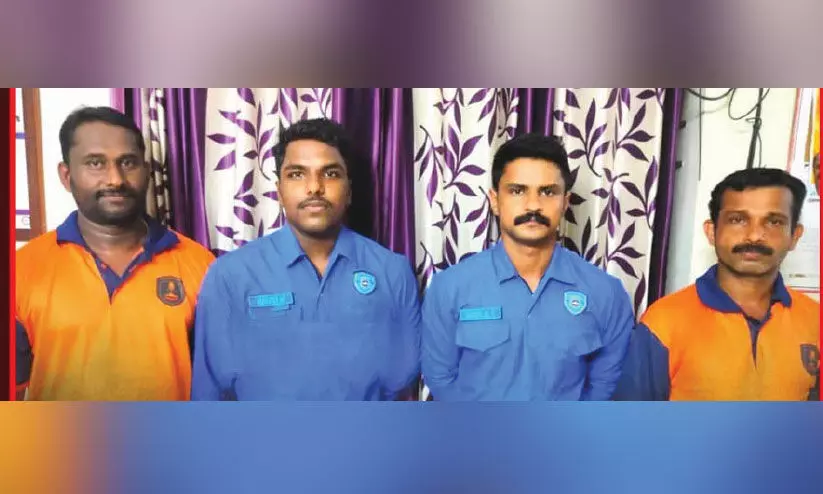 കടൽത്തിരയിൽപ്പെട്ട കുട്ടിക്ക്​ തീരദേശ പൊലീസ്​ രക്ഷകരായി