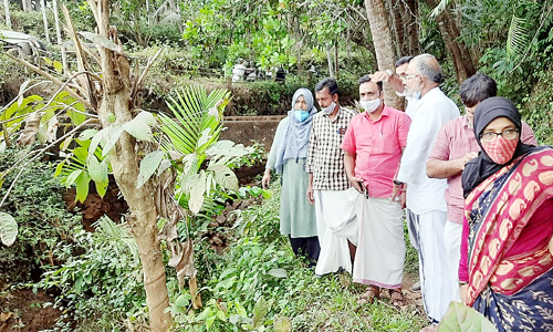 വെള്ളപ്പൊക്കവും തീരമിടിച്ചിലും: പരിഹാരം തേടി കുടുംബങ്ങൾ