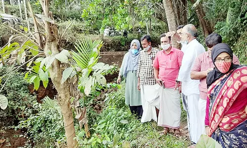 വെള്ളപ്പൊക്കവും തീരമിടിച്ചിലും: പരിഹാരം തേടി കുടുംബങ്ങൾ