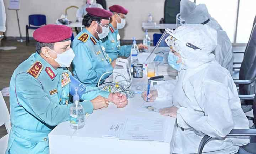 റാക് പൊലീസ് മേധാവിയും ഉദ്യോഗസ്ഥരും കോവിഡ് വാക്സിന് സ്വീകരിച്ചു റാക് പൊലീസ് മേധാവിയും ഉദ്യോഗസ്ഥരും കോവിഡ് വാക്സിന് സ്വീകരിച്ചു