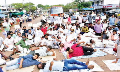 നവീകരണം ഇ​ഴ​ഞ്ഞു​നീ​ങ്ങു​ന്ന​തി​നെ​തി​രെ ചെർക്കള–കല്ലടുക്ക റോഡിൽ കിടപ്പുസമരം