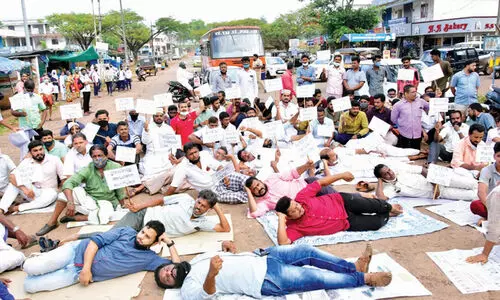 നവീകരണം ഇ​ഴ​ഞ്ഞു​നീ​ങ്ങു​ന്ന​തി​നെ​തി​രെ ചെർക്കള–കല്ലടുക്ക റോഡിൽ കിടപ്പുസമരം