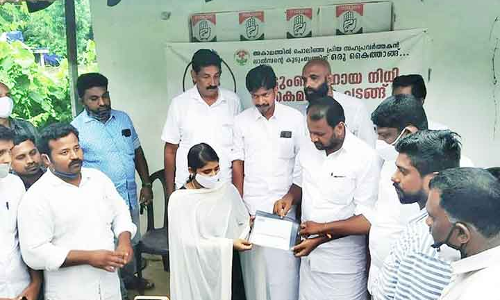 കു​ടും​ബ സ​ഹാ​യ​നി​ധി കൈ​മാ​റി