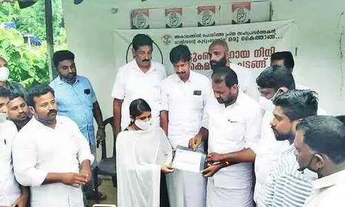 കു​ടും​ബ സ​ഹാ​യ​നി​ധി കൈ​മാ​റി