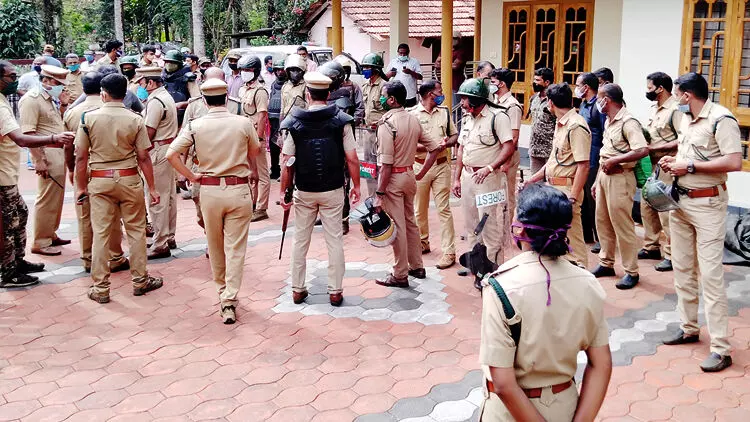 കടുവ എവിടെ? ഭീതിയിൽ നാടും വനപാലകരും കടുവ എവിടെ? ഭീതിയിൽ നാടും വനപാലകരും