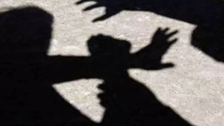 യു​വ​തി​യെ വീ​ട്ടി​ല്‍ ക​യ​റി ആ​ക്ര​മി​ച്ചു