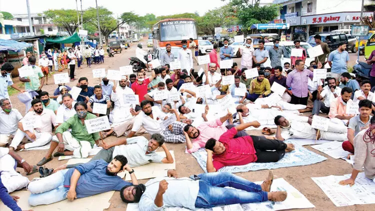 നവീകരണം ഇ​ഴ​ഞ്ഞു​നീ​ങ്ങു​ന്ന​തി​നെ​തി​രെ ചെർക്കള–കല്ലടുക്ക റോഡിൽ കിടപ്പുസമരം