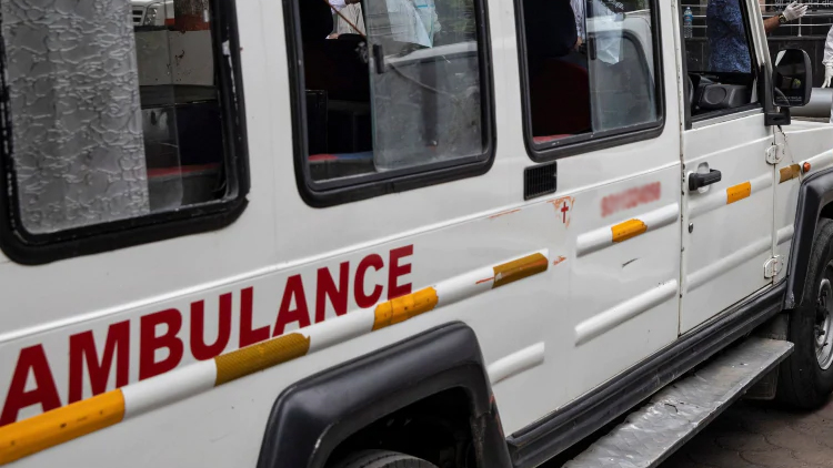 ആംബുലൻസ് ഡ്രൈവർമാരും സ്വകാര്യ ആശുപത്രികളും ഒത്തുകളിച്ച് രോഗികളെ ചൂഷണം ചെയ്യുന്നതായി ആക്ഷേപം ആംബുലൻസ് ഡ്രൈവർമാരും സ്വകാര്യ ആശുപത്രികളും ഒത്തുകളിച്ച് രോഗികളെ ചൂഷണം ചെയ്യുന്നതായി ആക്ഷേപം