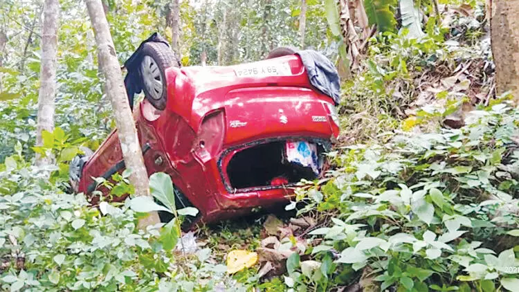 പാൽചുരത്ത് കാർ താഴ്ചയിലേക്ക് മറിഞ്ഞു