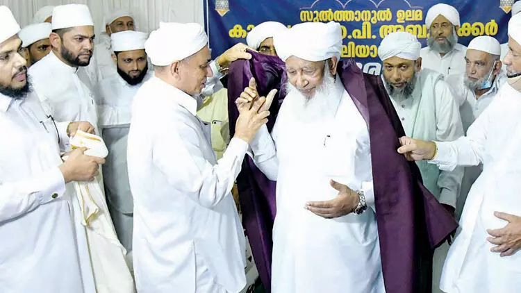 കണ്ണൂര് ജില്ല സംയുക്ത ഖാദിയായി കാന്തപുരം സ്ഥാനമേറ്റു കണ്ണൂര് ജില്ല സംയുക്ത ഖാദിയായി കാന്തപുരം സ്ഥാനമേറ്റു