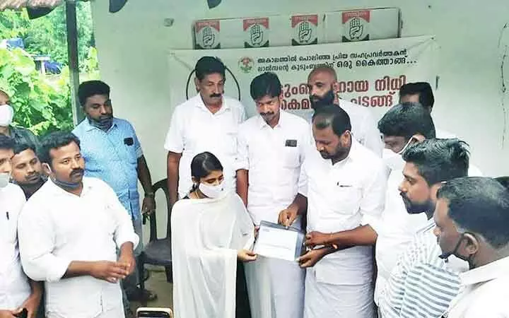 കു​ടും​ബ സ​ഹാ​യ​നി​ധി കൈ​മാ​റി