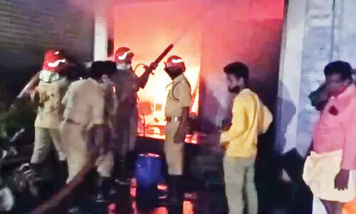 ബേപ്പൂരിൽ വെളിച്ചെണ്ണ കമ്പനിയിൽ തീപിടിത്തം