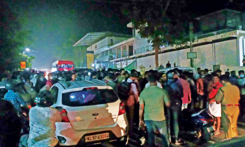 ഗെയില് കുഴി വീണ്ടും വില്ലന്; ബൈക്കപകടത്തില് രണ്ടുപേര്ക്ക് പരിക്ക് ഗെയില് കുഴി വീണ്ടും വില്ലന്; ബൈക്കപകടത്തില് രണ്ടുപേര്ക്ക് പരിക്ക്