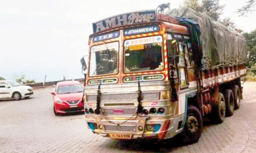 താ​മ​ര​ശേ​രി ചുരത്തിൽ ഗതാഗത തടസ്സം തുടർക്കഥ: യാത്രക്കാർ വലയുന്നു