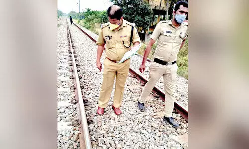 കു​ണ്ടാ​യി​തോ​ടിൽ റെയിൽപാളത്തിൽ കരിങ്കൽ ചീളുകൾ; വൻ ദുരന്തം ഒഴിവായി