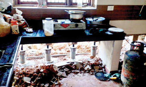 വെള്ളപ്പൊക്കത്തില്‍നിന്നു രക്ഷതേടി വീട് ഉയര്‍ത്തുന്നു