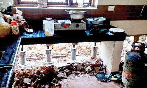 വെള്ളപ്പൊക്കത്തില്‍നിന്നു രക്ഷതേടി വീട് ഉയര്‍ത്തുന്നു