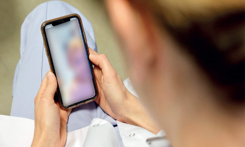 യു​വ​തി വി​ഡി​യോ​കോ​ള്‍ ചെ​യ്​​ത്​ വ​സ്ത്രം അ​ഴി​ച്ചു​വെ​ച്ച് ചാ​റ്റി​ങ്ങി​ന് ശ്ര​മി​ച്ചു; പരാതിയുമായി​ യു​വ​ ക​ലാ​കാ​ര​ൻ