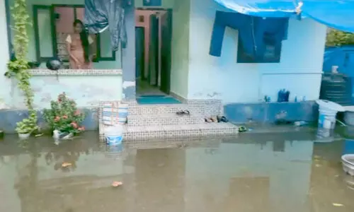 വേ​ലി​യേ​റ്റം തു​ട​രു​ന്നു; പു​റ​ത്തി​റ​ങ്ങാ​നാ​വാ​തെ കു​തി​ര​കൂ​ർ​ക​രി നി​വാ​സി​ക​ൾ