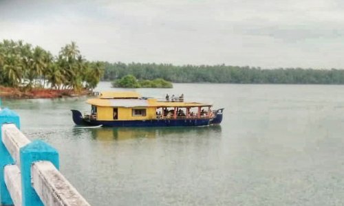 അപകടം മാടിവിളിച്ച്​ ഹൗസ് ബോട്ടി​െല മേൽക്കൂര യാത്ര