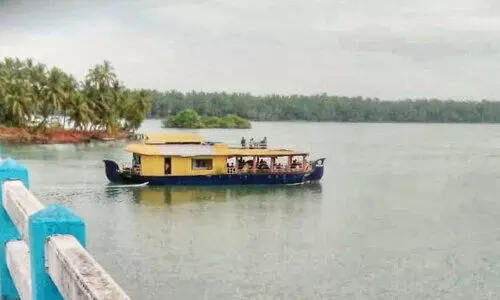 അപകടം മാടിവിളിച്ച് ഹൗസ് ബോട്ടിെല മേൽക്കൂര യാത്ര അപകടം മാടിവിളിച്ച് ഹൗസ് ബോട്ടിെല മേൽക്കൂര യാത്ര