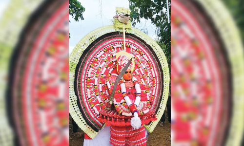 തെയ്യക്കോലങ്ങൾ കെട്ടിയാടാൻ തുടങ്ങി