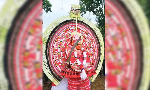 തെയ്യക്കോലങ്ങൾ കെട്ടിയാടാൻ തുടങ്ങി