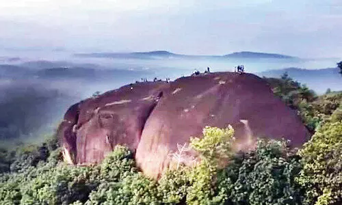 അ​ഞ്ചു​മ​ല പാ​റ​യി​ല്‍ തി​ര​ക്കേ​റു​ന്നു