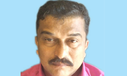 ഓ​ട്ടോ ഓ​ടി​ക്കു​ന്ന​തി​നി​ടെ ഡ്രൈ​വ​ർ ഹൃ​ദ​യാ​ഘാ​തം മൂ​ലം മ​രി​ച്ചു