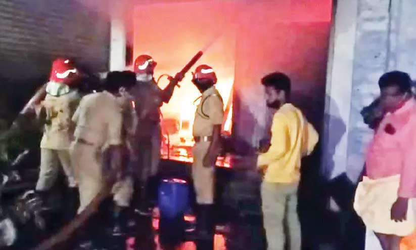 ബേപ്പൂരിൽ വെളിച്ചെണ്ണ കമ്പനിയിൽ തീപിടിത്തം ബേപ്പൂരിൽ വെളിച്ചെണ്ണ കമ്പനിയിൽ തീപിടിത്തം