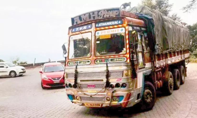 താ​മ​ര​ശേ​രി ചുരത്തിൽ ഗതാഗത തടസ്സം തുടർക്കഥ: യാത്രക്കാർ വലയുന്നു