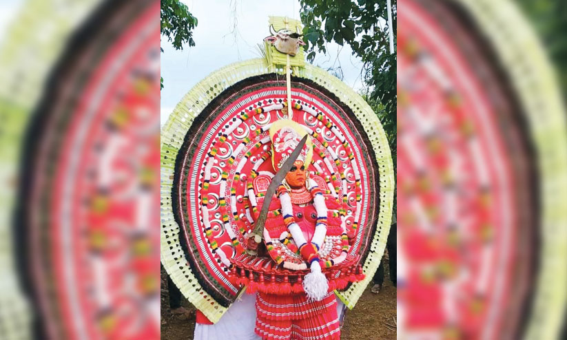 തെയ്യക്കോലങ്ങൾ കെട്ടിയാടാൻ തുടങ്ങി തെയ്യക്കോലങ്ങൾ കെട്ടിയാടാൻ തുടങ്ങി