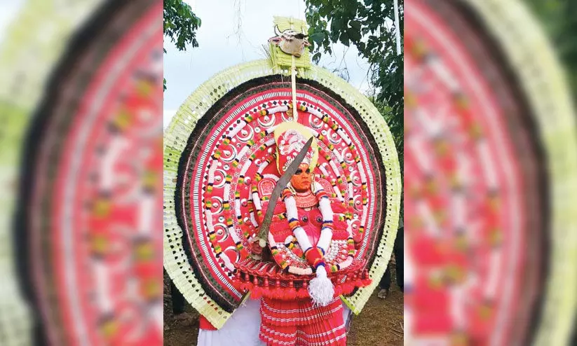 തെയ്യക്കോലങ്ങൾ കെട്ടിയാടാൻ തുടങ്ങി തെയ്യക്കോലങ്ങൾ കെട്ടിയാടാൻ തുടങ്ങി