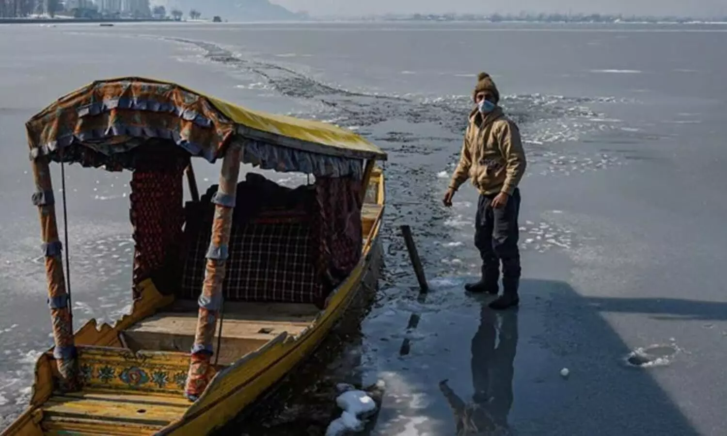 Dal Lake Freezes