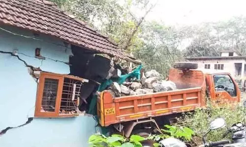 tipper accident in koothattukulam