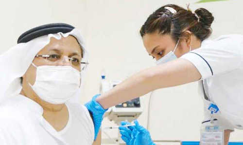 ദുബൈ ഹെൽത്ത് അതോറിറ്റി മേധാവി രണ്ടാം ഡോസ് സ്വീകരിച്ചു ദുബൈ ഹെൽത്ത് അതോറിറ്റി മേധാവി രണ്ടാം ഡോസ് സ്വീകരിച്ചു