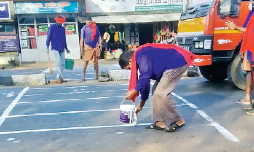 അ​ധി​കൃ​ത​ർ അ​വ​ഗ​ണി​ച്ചു; റോ​ഡി​ൽ സീ​ബ്ര​ലൈ​ൻ വ​ര​ച്ച് ചു​മ​ട്ട് തൊ​ഴി​ലാ​ളി​ക​ൾ