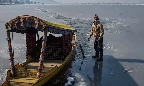 Dal Lake Freezes
