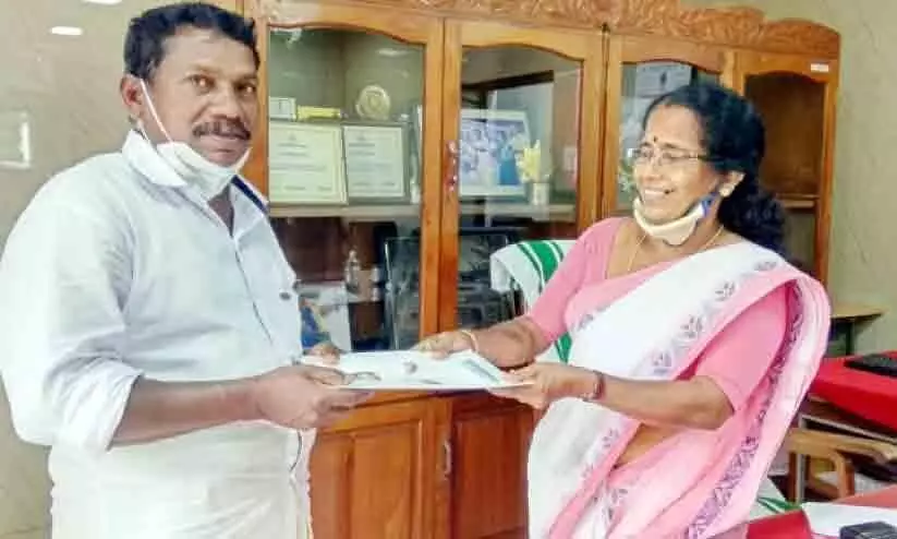 പഠിച്ചു മിടുക്കനായ പ്രസിഡൻറിന് ജില്ല സാക്ഷരത മിഷെൻറ സ്നേഹാദരം പഠിച്ചു മിടുക്കനായ പ്രസിഡൻറിന് ജില്ല സാക്ഷരത മിഷെൻറ സ്നേഹാദരം