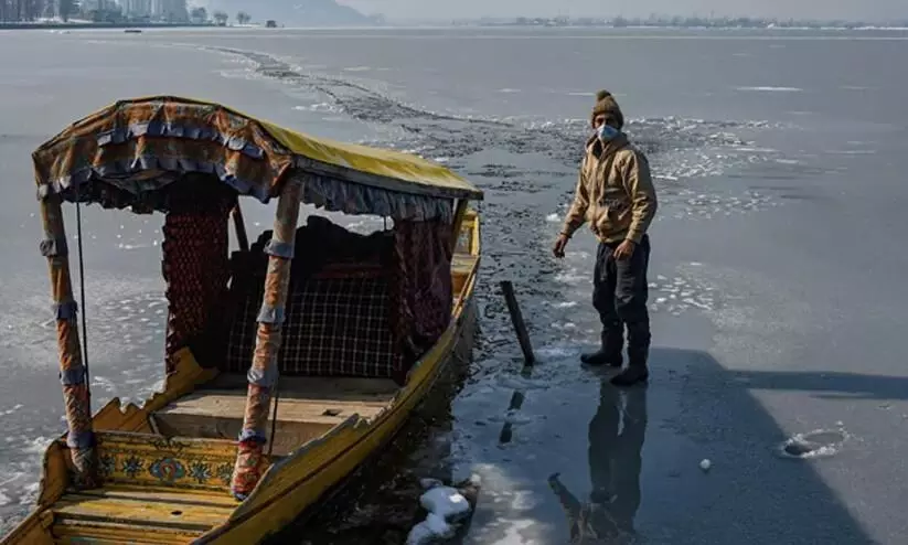 Dal Lake Freezes