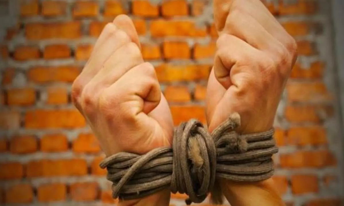 ഓൺലൈൻ സീരിയൽ തലക്കുപിടിച്ച് തട്ടിക്കൊണ്ടുപോകൽ നാടകം; കുടുംബത്തിൽ നിന്ന് ചോദിച്ചത് 2 ലക്ഷം നഷ്ടപരിഹാരം ഓൺലൈൻ സീരിയൽ തലക്കുപിടിച്ച് തട്ടിക്കൊണ്ടുപോകൽ നാടകം; കുടുംബത്തിൽ നിന്ന് ചോദിച്ചത് 2 ലക്ഷം നഷ്ടപരിഹാരം