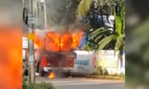 കോഴിക്കോട് ഗ്യാസ് സിലിണ്ടർ കയറ്റിവന്ന ലോറിക്ക് തീപിടിച്ചു