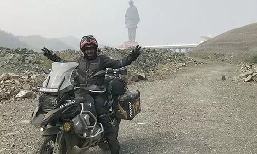 ഒട്ടകവുമായി കൂട്ടിയിടിച്ച് അപകടം; പ്രമുഖ ബൈക്കർ മരിച്ചു