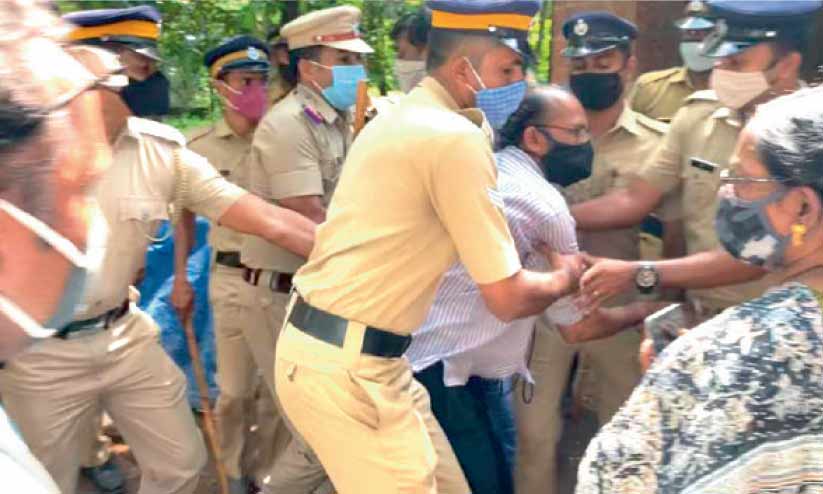 ദേശീയപാത സ്ഥലമെടുപ്പ്; തുരുത്തിയില് സംഘർഷം, പെട്രോളൊഴിച്ച് ആത്മഹത്യാശ്രമം ദേശീയപാത സ്ഥലമെടുപ്പ്; തുരുത്തിയില് സംഘർഷം, പെട്രോളൊഴിച്ച് ആത്മഹത്യാശ്രമം