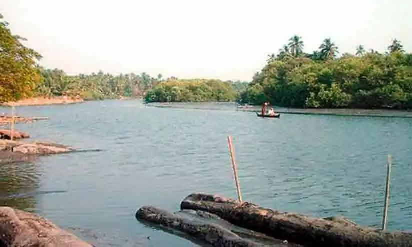 കല്ലായി പുഴയിലും കനോലി കനാലിലും മാലിന്യം; 61 സ്ഥാപനങ്ങൾക്ക്​ നോട്ടീസ്​