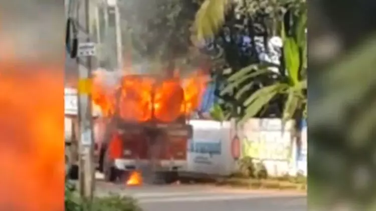 കോഴിക്കോട് ഗ്യാസ് സിലിണ്ടർ കയറ്റിവന്ന ലോറിക്ക് തീപിടിച്ചു കോഴിക്കോട് ഗ്യാസ് സിലിണ്ടർ കയറ്റിവന്ന ലോറിക്ക് തീപിടിച്ചു