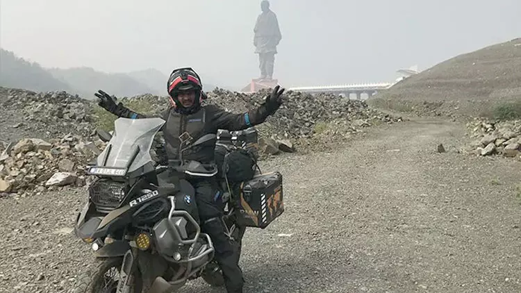 ഒട്ടകവുമായി കൂട്ടിയിടിച്ച് അപകടം; പ്രമുഖ ബൈക്കർ മരിച്ചു