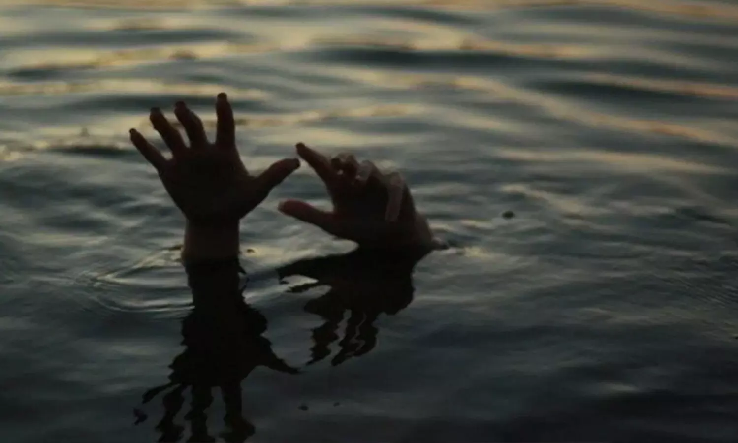 നെല്ലിയാമ്പതി കാരപ്പാറയിൽ രണ്ടു വിനോദസഞ്ചാരികൾ മുങ്ങിമരിച്ചു