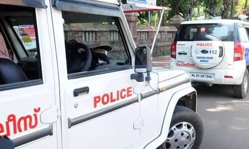 നീതി ലഭിക്കുന്നില്ലെന്ന്; യുവതിയും മകളും പൊലീസ്​ സ്​റ്റേഷനു മുന്നിൽ കുത്തിയിരുന്നു