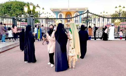 ജാഗ്രത കുറയുന്നു; വാരാന്ത്യത്തിൽ കൂട്ടത്തോടെ പുറത്തിറങ്ങി ജനങ്ങൾ